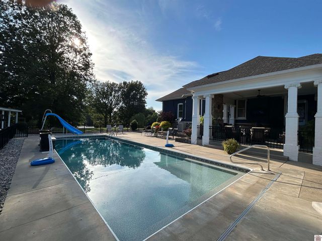 1208 Shelby McCallum Dr, Benton, KY 42025