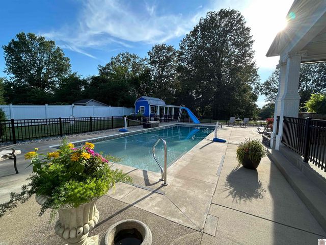 1208 Shelby McCallum Dr, Benton, KY 42025