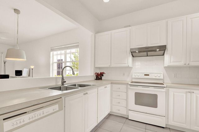 216 Juniper Way, Jupiter, FL 33458