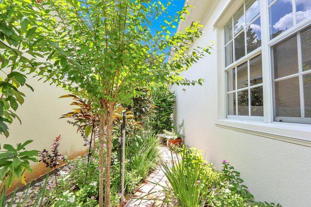 216 Juniper Way, Jupiter, FL 33458