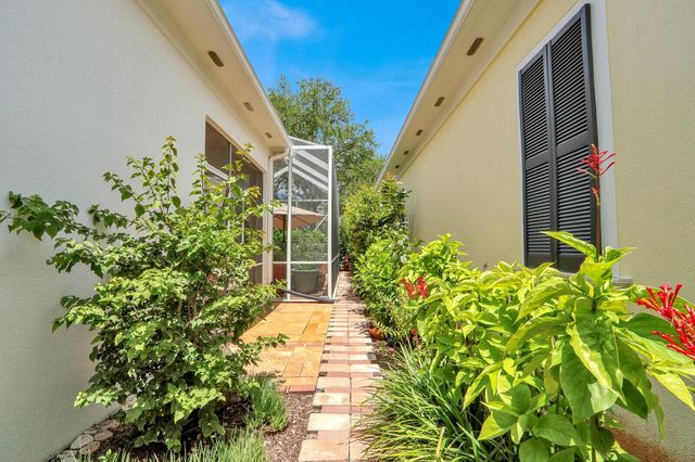 216 Juniper Way, Jupiter, FL 33458