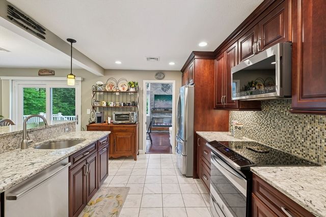 345 Raleigh Tavern Ln, North Andover, MA 01845