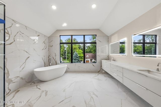 11 Hobart Street, Marlboro, NJ 07746