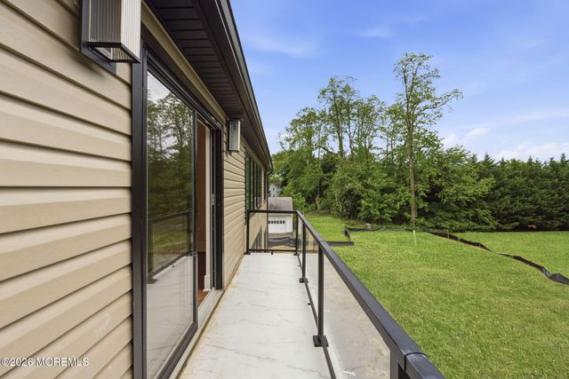 11 Hobart Street, Marlboro, NJ 07746