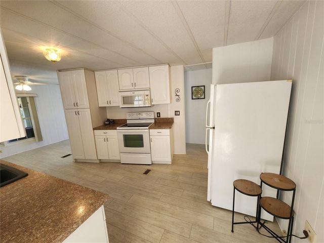 808 53RD AVENUE E 9, Bradenton, FL 34203