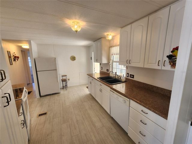 808 53RD AVENUE E 9, Bradenton, FL 34203