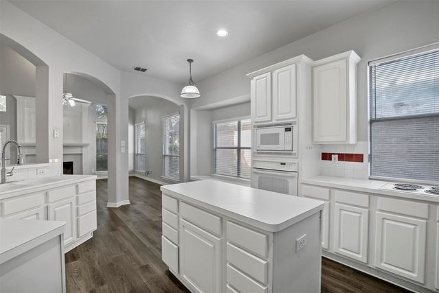204 Arbor Creek Drive, Euless, TX 76039