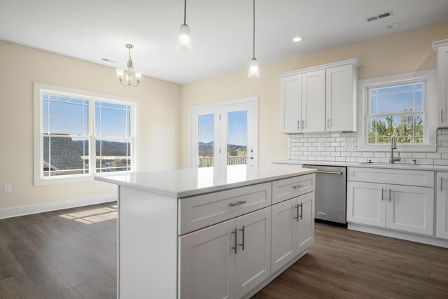 6913 Doral DR, Radford, VA 24141