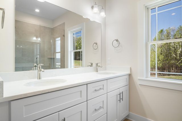 6913 Doral DR, Radford, VA 24141