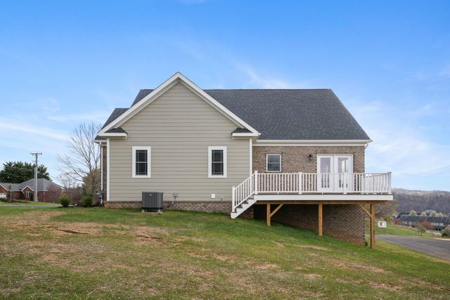 6913 Doral DR, Radford, VA 24141