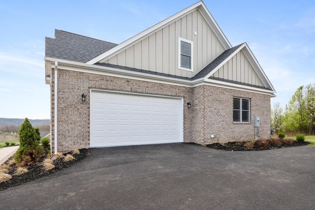 6913 Doral DR, Radford, VA 24141