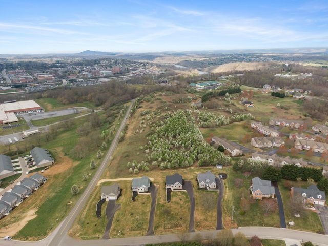 6913 Doral DR, Radford, VA 24141