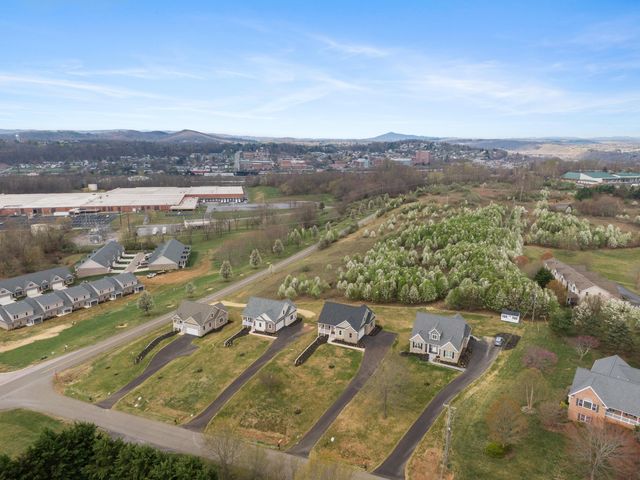 6913 Doral DR, Radford, VA 24141