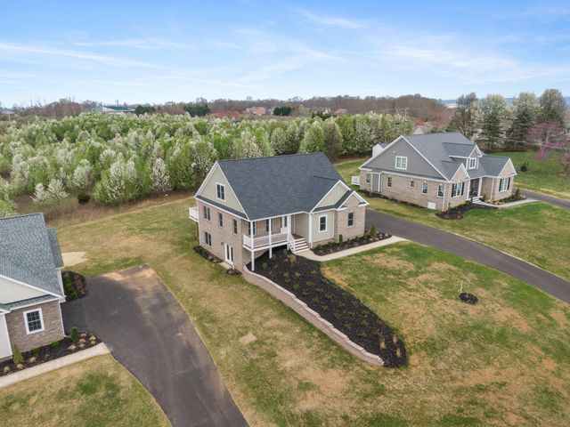 6913 Doral DR, Radford, VA 24141