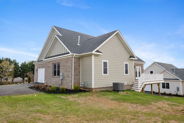 6913 Doral DR, Radford, VA 24141
