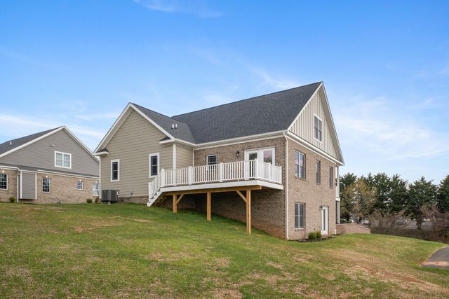 6913 Doral DR, Radford, VA 24141