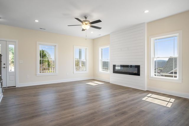 6913 Doral DR, Radford, VA 24141