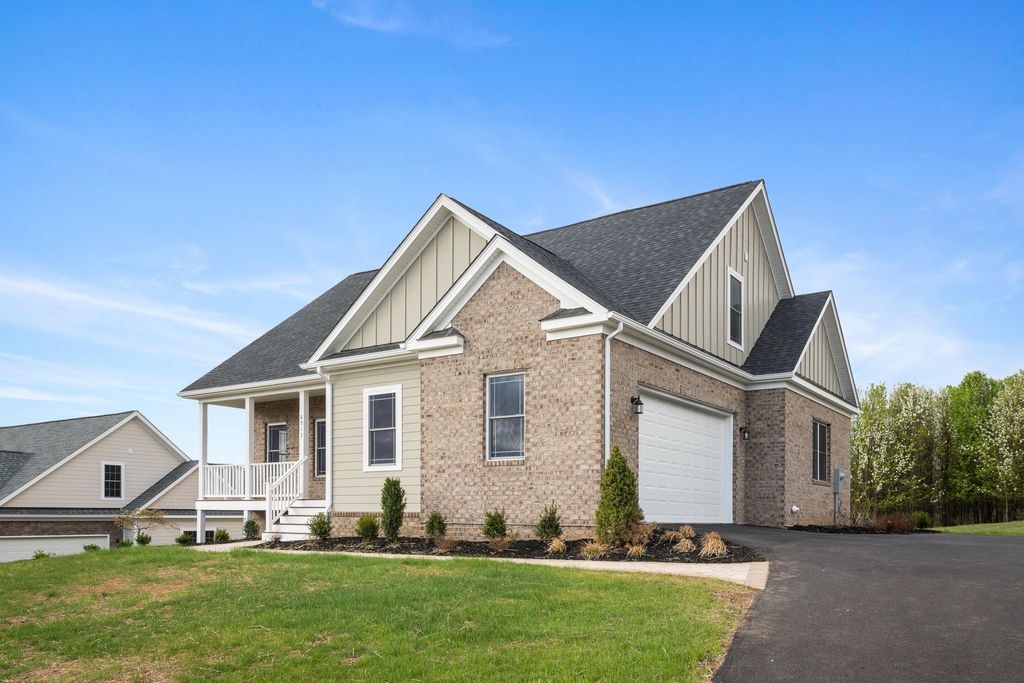 6913 Doral DR, Radford, VA 24141
