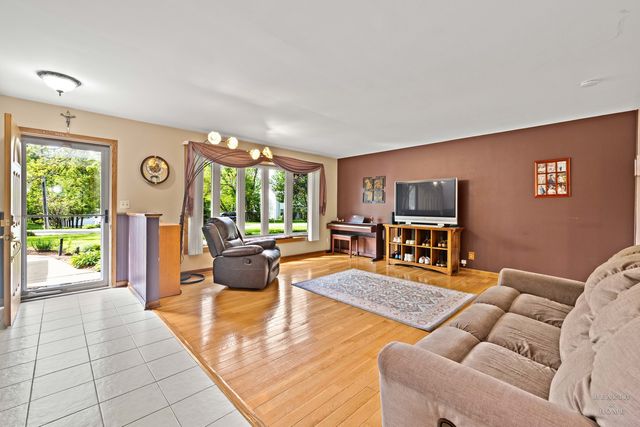 1103 Hillcrest Avenue, Fox River Grove, IL 60021