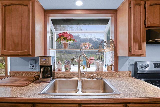 431 Murphy Gulch Road, Rogue River, OR 97537