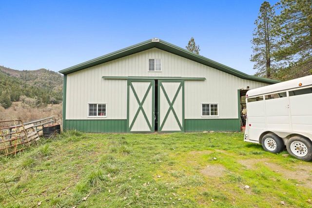 431 Murphy Gulch Road, Rogue River, OR 97537