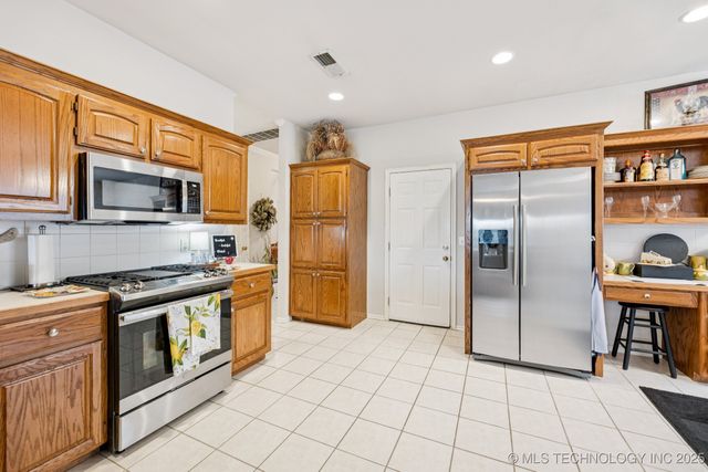 9617 N 101ST East Avenue, Owasso, OK 74055