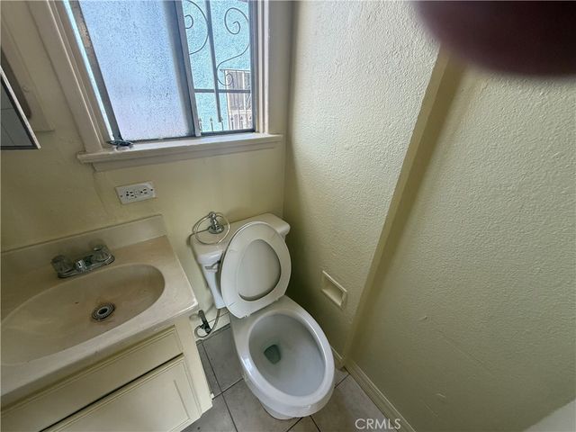 7819 S Hoover, Los Angeles, CA 90044