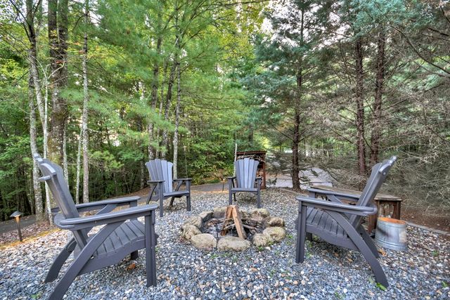 99 Dustin Drive S, Ellijay, GA 30540