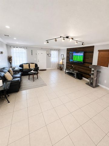 7305 NW 173rd Drive 102, Hialeah, FL 33015