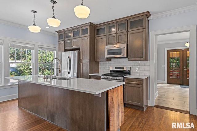 1835 MOUND Road, Jacksonville, IL 62650