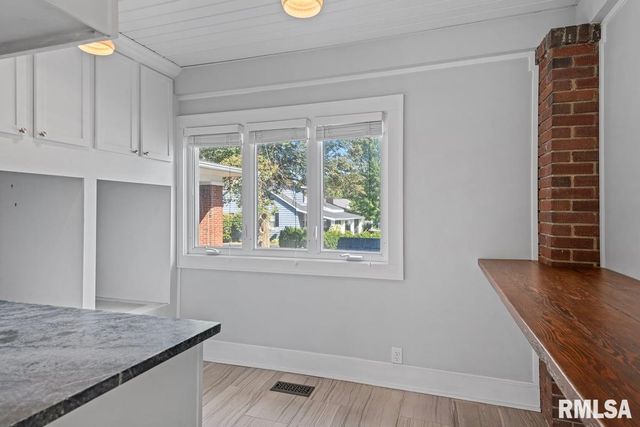 1835 MOUND Road, Jacksonville, IL 62650