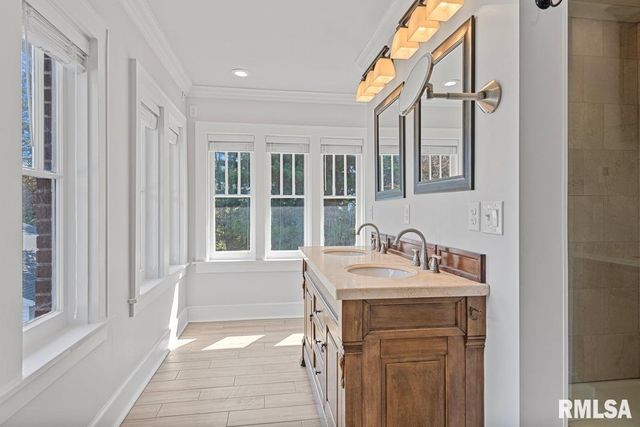 1835 MOUND Road, Jacksonville, IL 62650