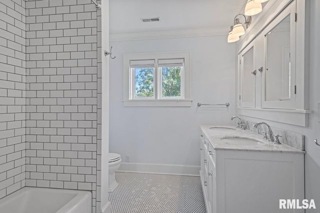 1835 MOUND Road, Jacksonville, IL 62650