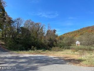 909 E Walden St, Lafollette, TN 37766