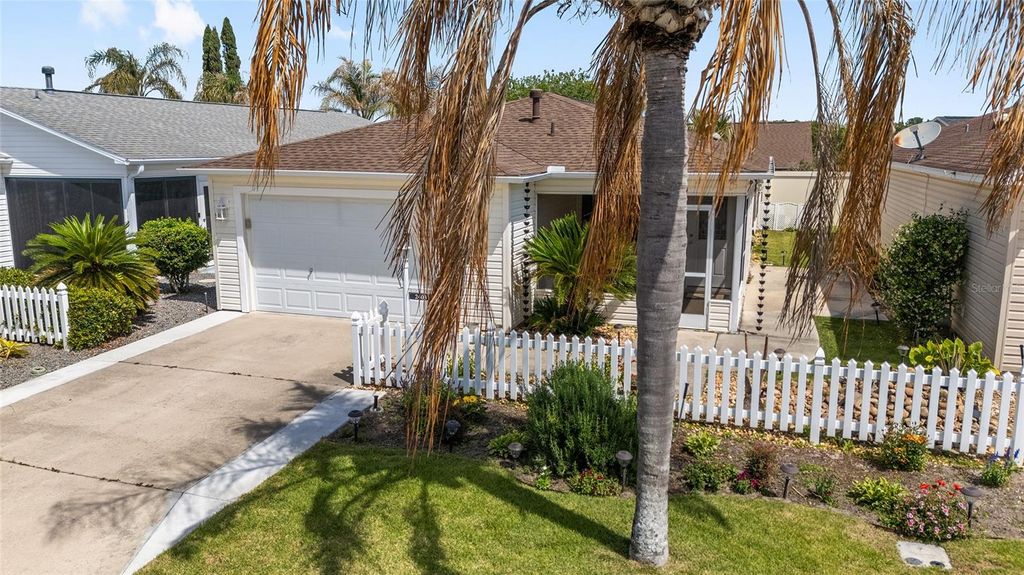 Image 18 of property listing at 2403 BATON PLACE, The Villages, FL 32162