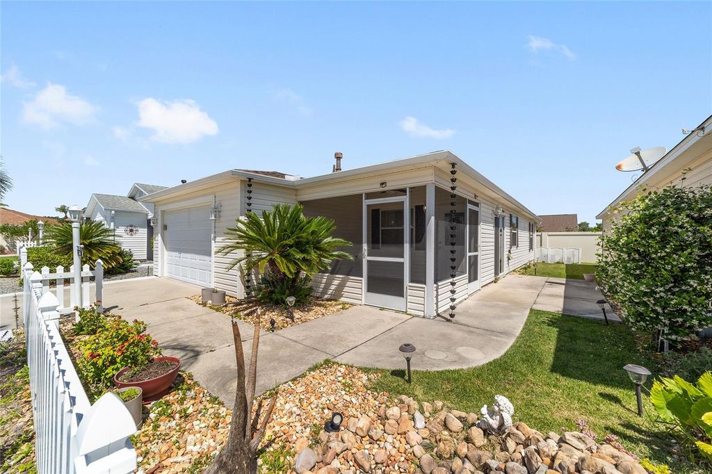 Image 3 of property listing at 2403 BATON PLACE, The Villages, FL 32162