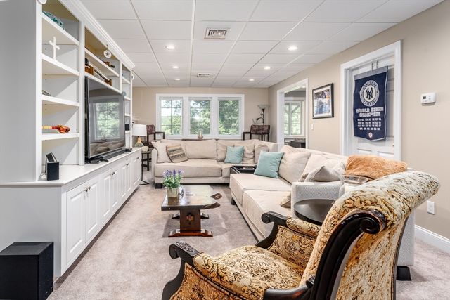 91 Acadia Dr, Barnstable, MA 02648