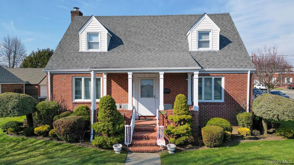 1102 Phoebe Street, Franklin Square, NY 11010
