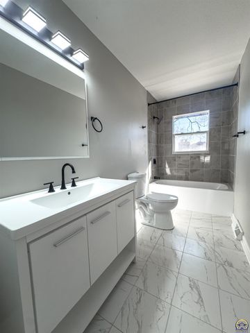 1701 Evergreen, Leavenworth, KS 66048