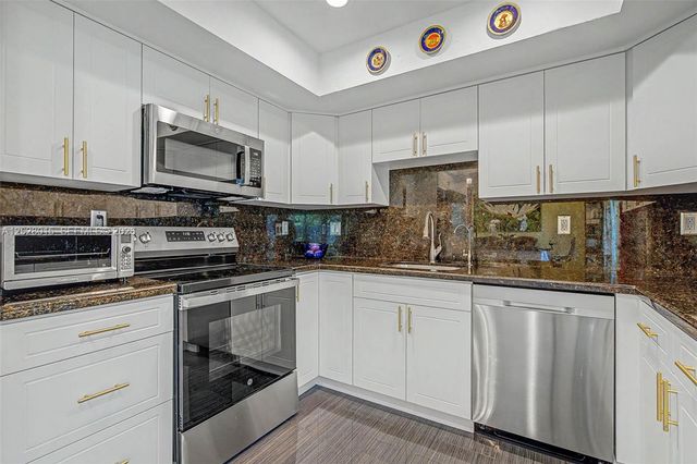 6671 SW 70th Terrace 20, South Miami, FL 33143