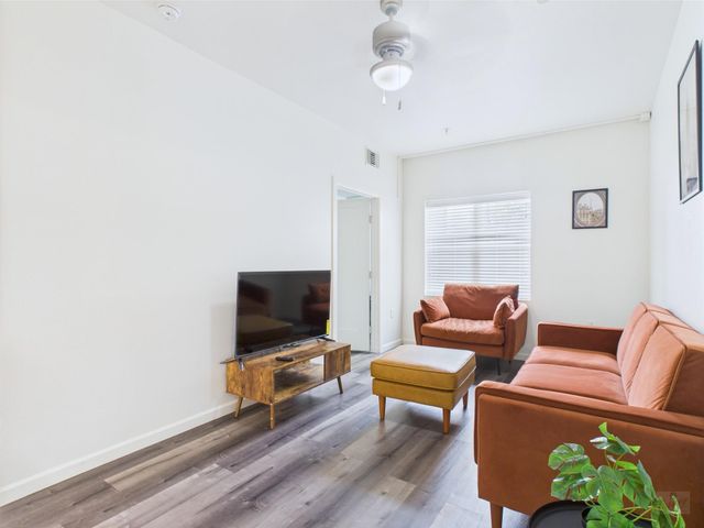 911 W 22nd ST 206, Austin, TX 78705