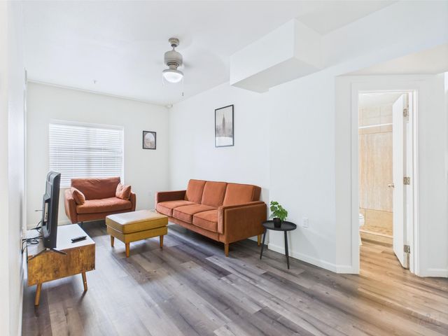 911 W 22nd ST 206, Austin, TX 78705