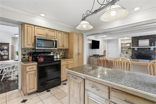 12903 W 77th Terrace, Lenexa, KS 66216