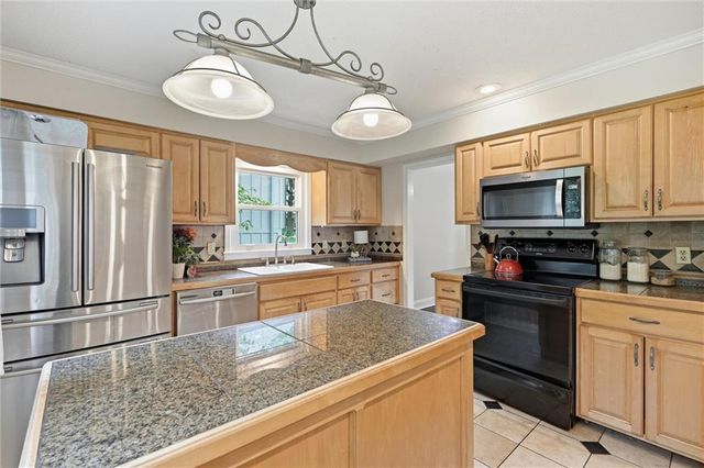 12903 W 77th Terrace, Lenexa, KS 66216