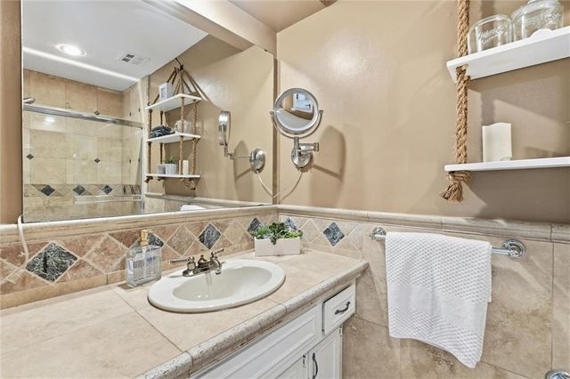 12903 W 77th Terrace, Lenexa, KS 66216