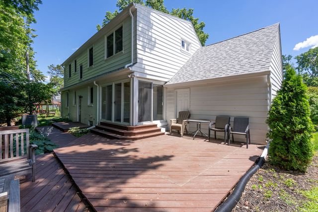 2140 Fairhaven Road, Davenport, IA 52803