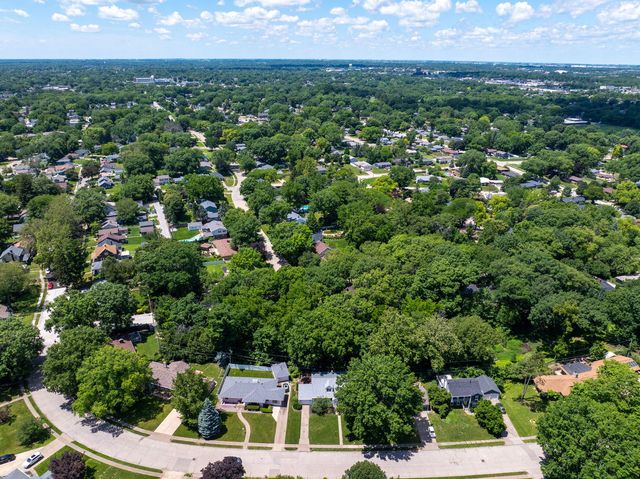 2140 Fairhaven Road, Davenport, IA 52803
