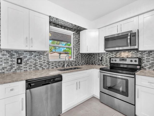 2731 NW 9th St, Pompano Beach, FL 33069