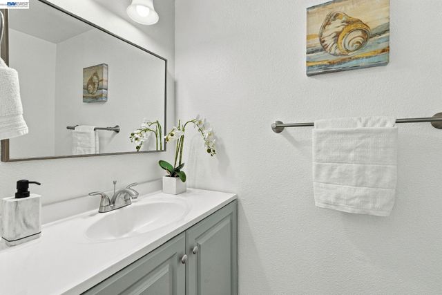890 Bissell Ct, Richmond, CA 94801