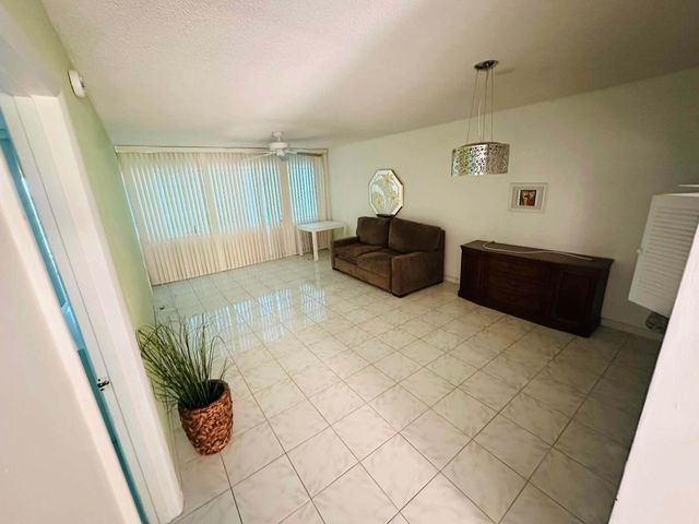215 SE 3rd Avenue, Hallandale Beach, FL 33009